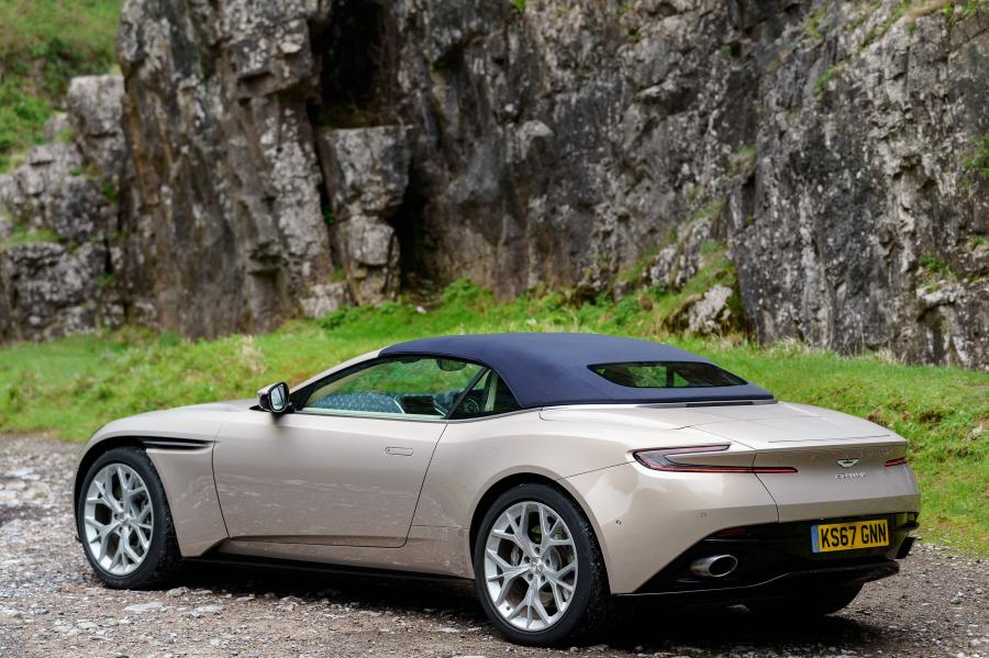  Aston Martin DB11 V8 Volante 2018 года  (UK) (фото 4 из 40)